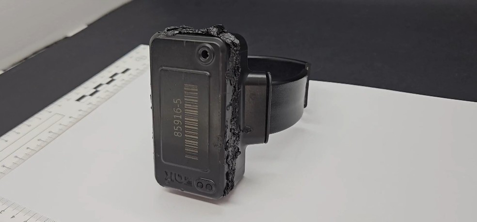 Tornozeleira queimada por Bolsonaro passa por perícia — Foto: Reprodução Fantástico