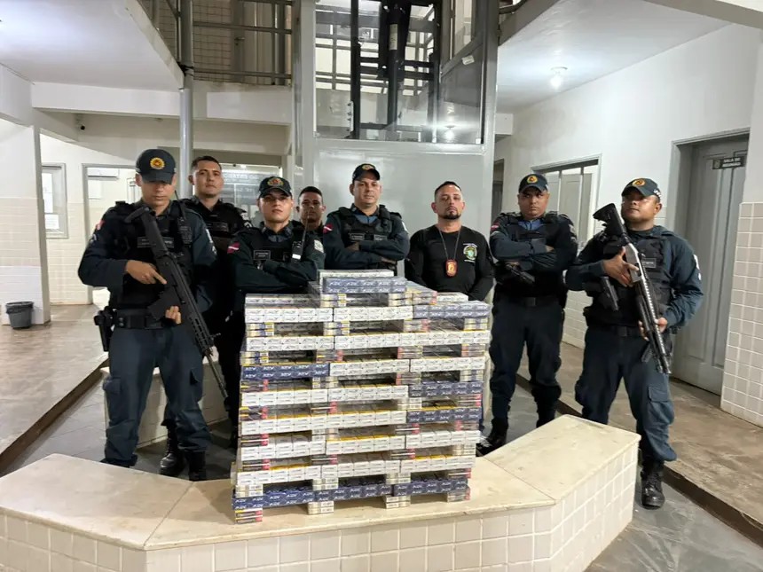 PM apreende 850 caixas de cigarros com irregularidades fiscais em micro-ônibus em Santarém