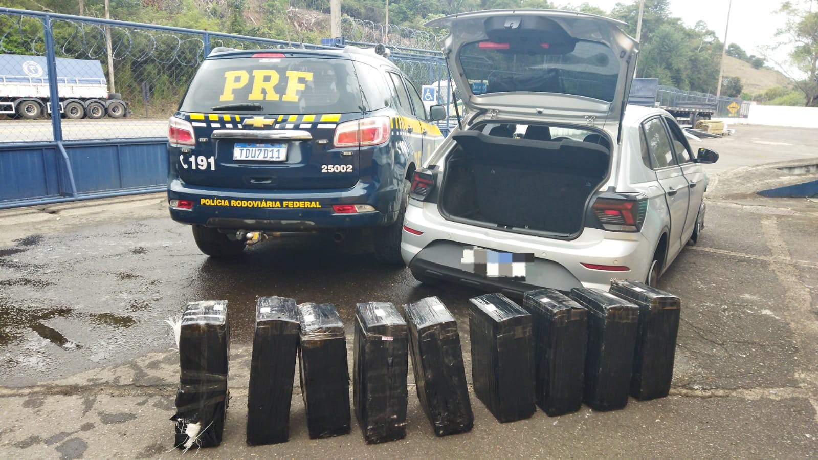 Perseguição na BR-267 termina com apreensão de 230 kg de maconha em Juiz de Fora