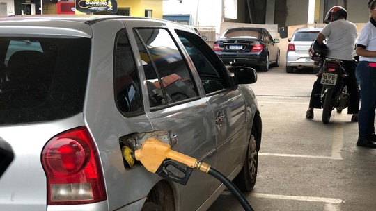 É #FAKE que abastecer com motor frio garante entrada de mais combustível no veículo - Ao Fato ou Fake, professor de engenharia mecânica explicou que temperatura do motor não tem influência nenhuma nesse 'rendimento'; veja a explicação em detalhes.