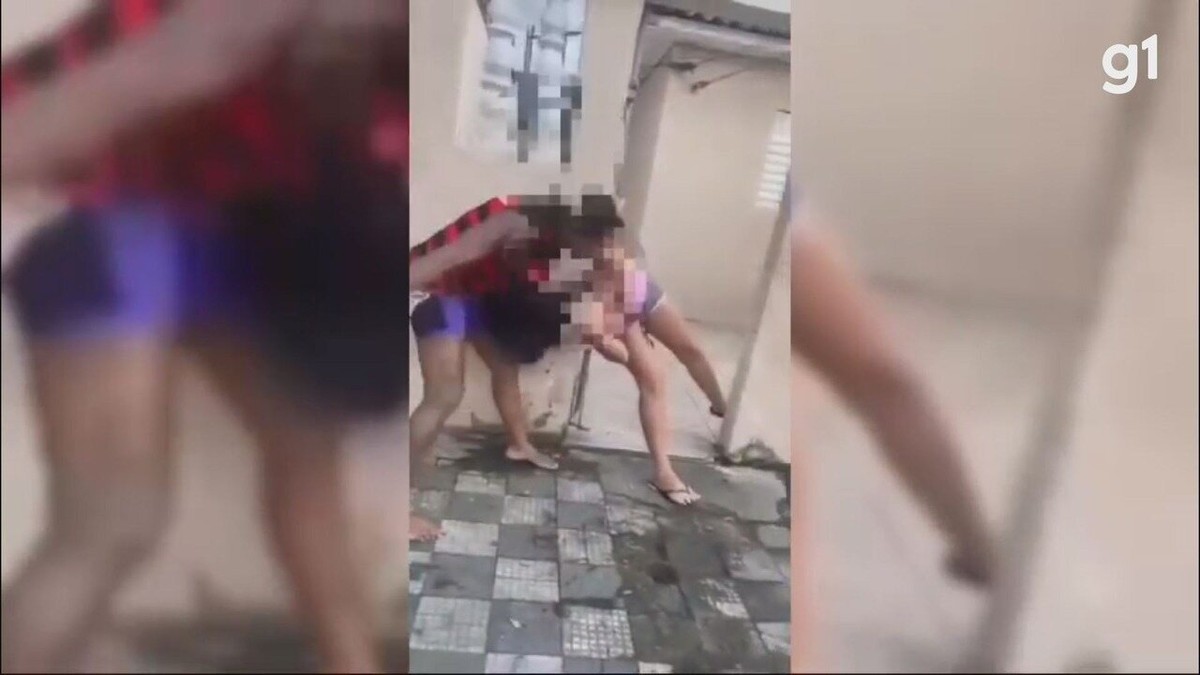 Mulher espanca outra após ver mensagens no celular do marido e desconfiar  de traição
