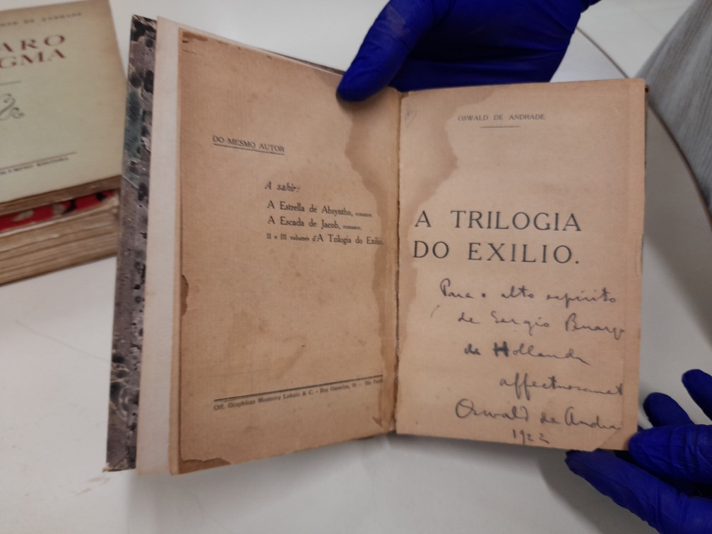 Trilogia do Exílio com autógrafo de Oswald de Andrade — Foto: Marcelo Gaudio/g1