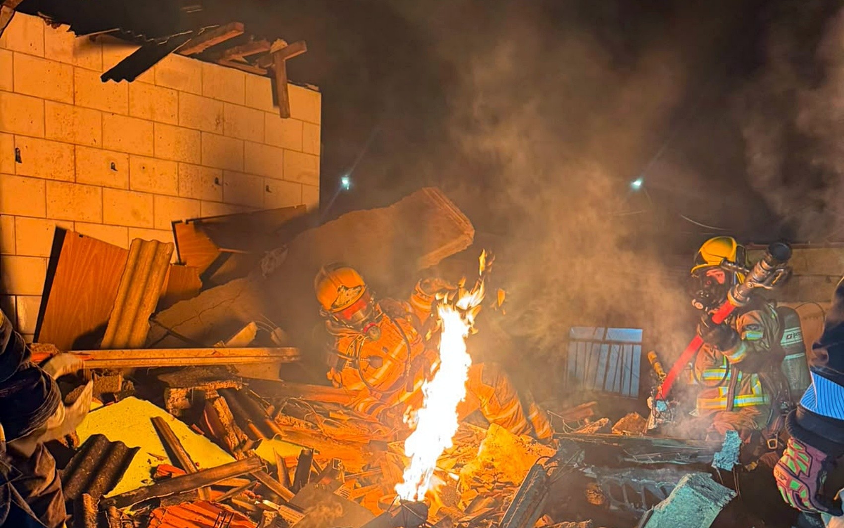 Explosão seguida de incêndio deixa idoso ferido e destrói parte de casa em MG; veja VÍDEO