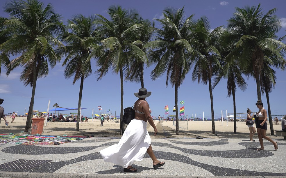 Praia de Copacabana vista do calçadão. O Rio de Janeiro é o estado com maior proporção de mulheres em relação a homens. — Foto: Marcos Serra Lima