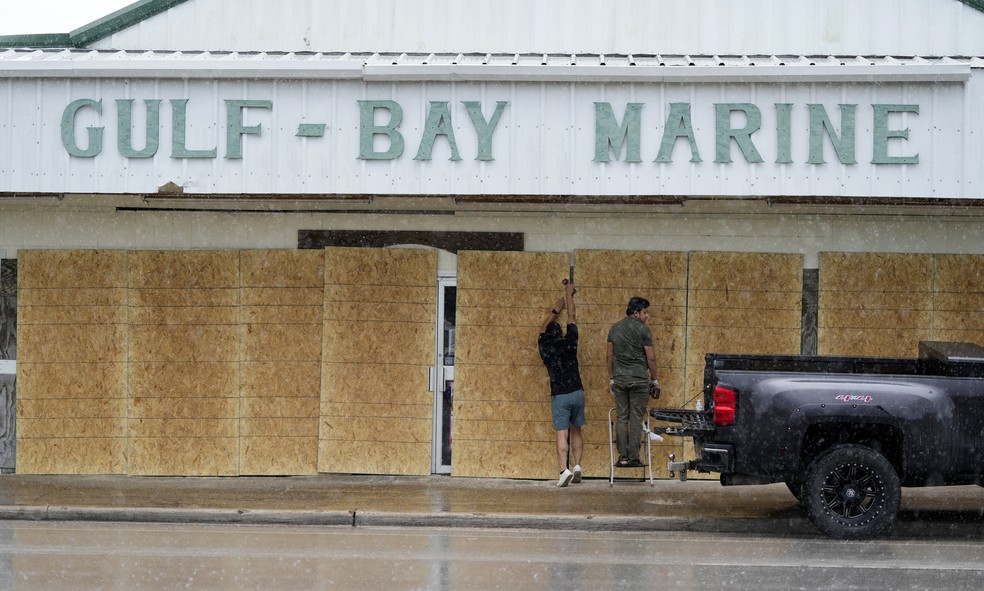 Moradores se preparam para a chegada do furacão Beryl no Texas. — Foto: AP Photo/Eric Gay