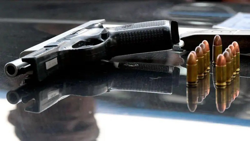 Arma de fogo e munições apreendidas em Quito, em janeiro de 2026. — Foto: Getty Images via BBC