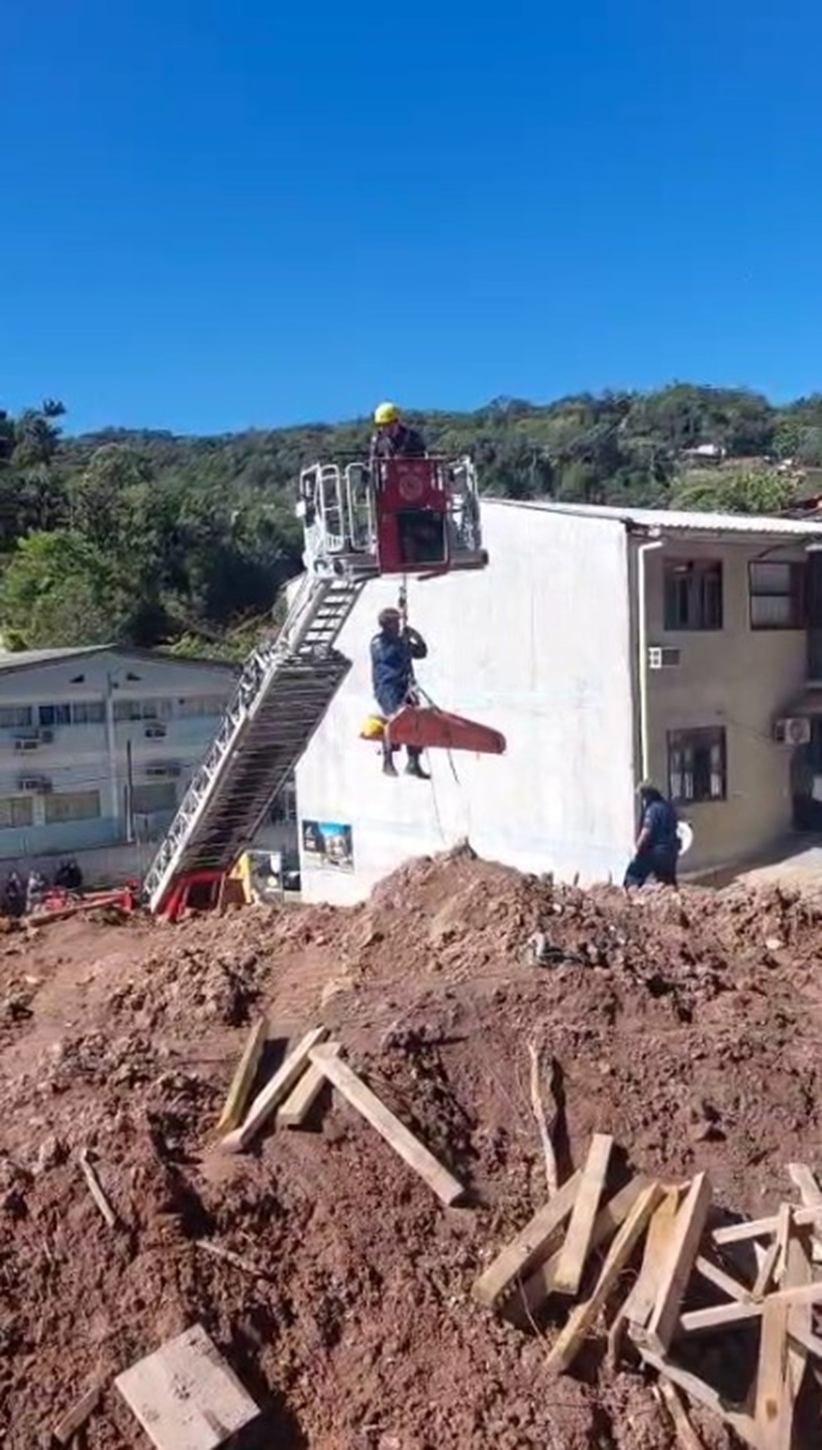 Trabalhador cai em vala de 4 metros e é içado durante resgate em SC