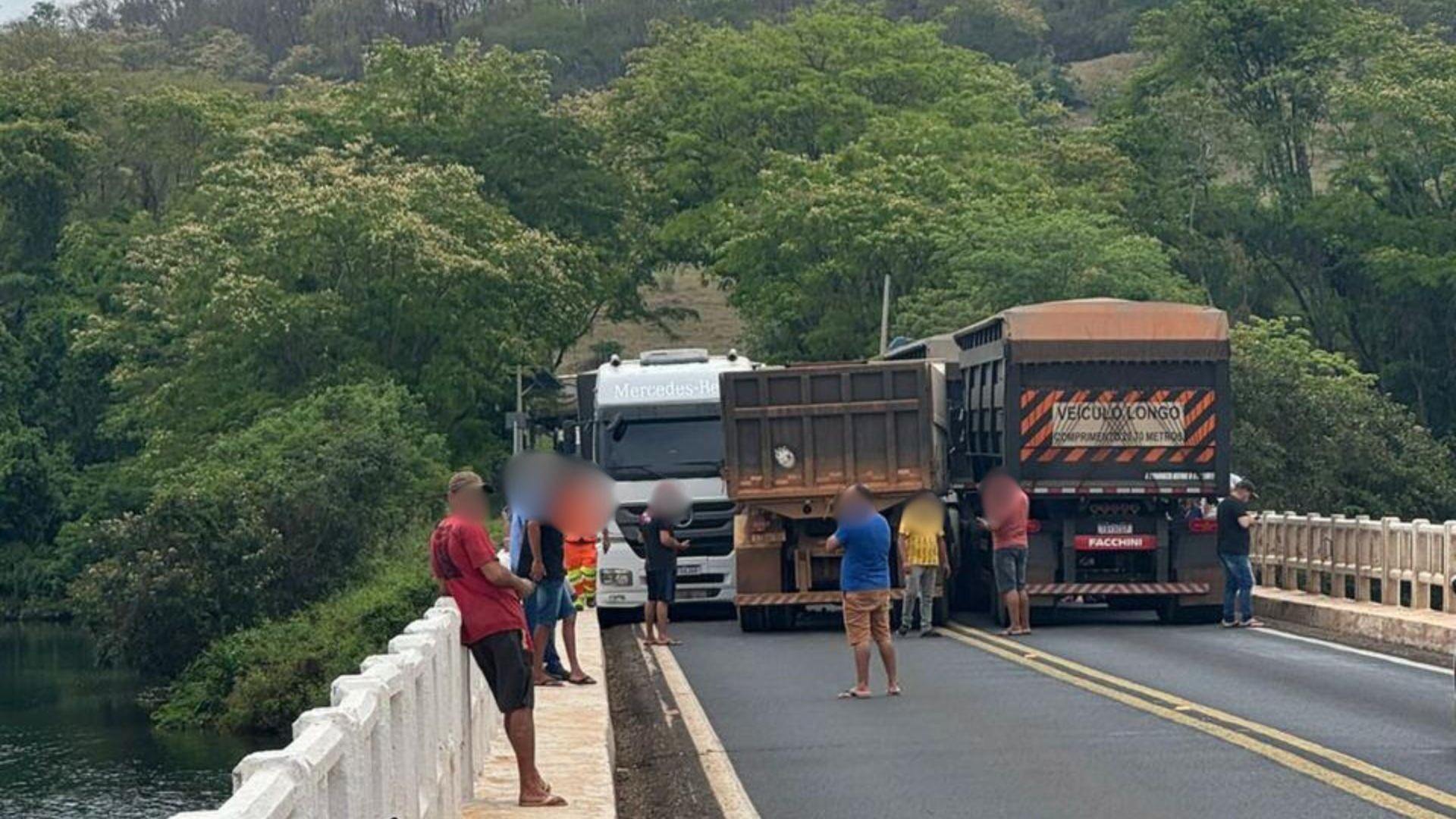Acidente sobre ponte bloqueia os dois sentidos da BR-365 entre Uberlândia e PatrocÃnio