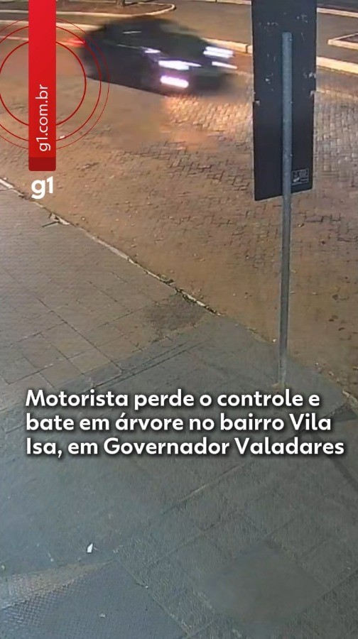 Câmeras flagram motorista perdendo o controle e atingindo árvore em Governador Valadares; VÍDEO