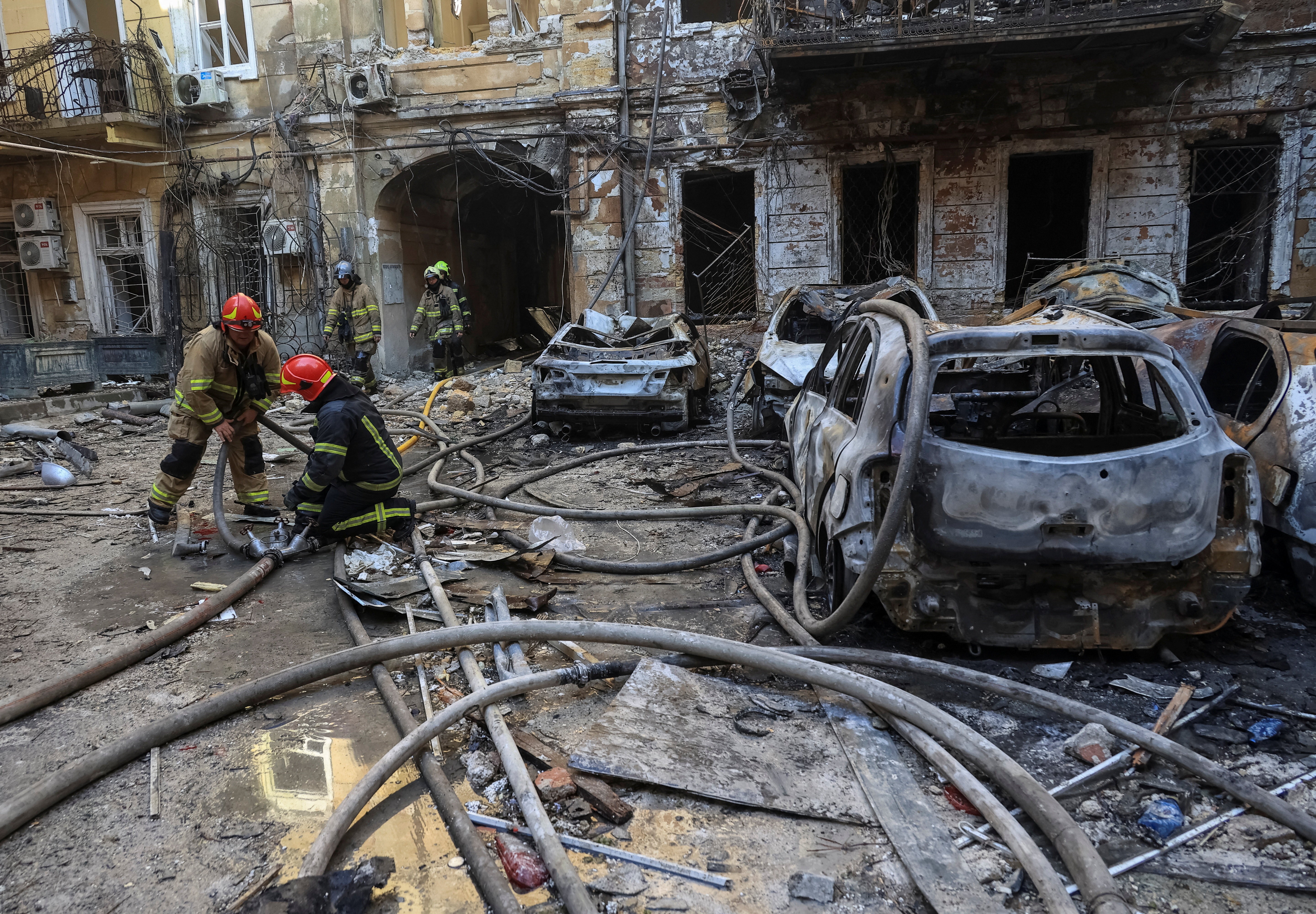 Ataques russos deixam 2 mortos e dezenas de feridos na Ucrânia, diz Zelensky
