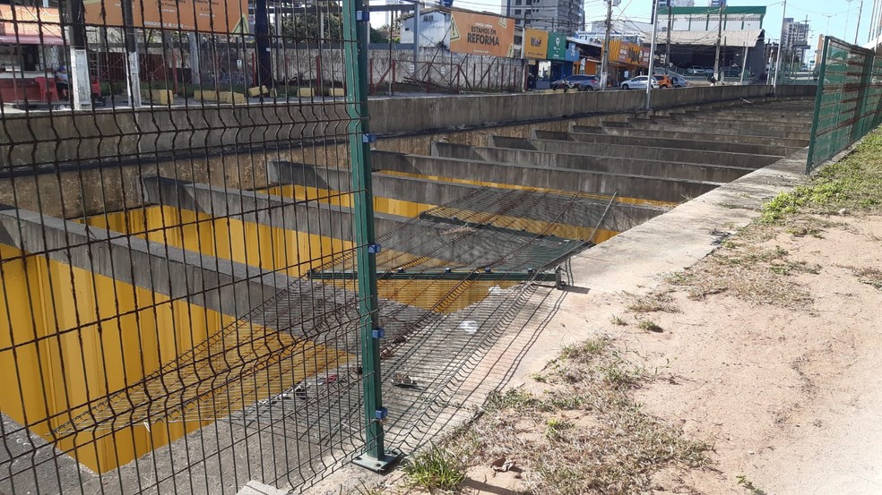 Parte superior do túnel, onde grade de proteção caiu — Foto: Sérgio Henrique Santos/Inter TV Cabugi