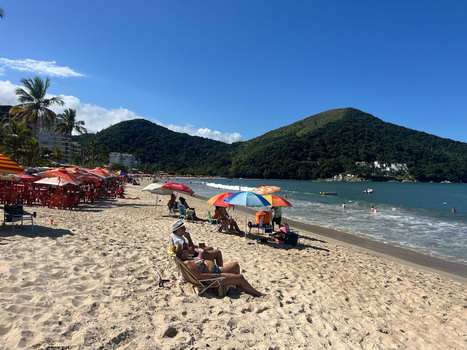Com expectativa de receber 80 mil visitantes, praias de Caraguatatuba atraem turistas no feriado prolongado