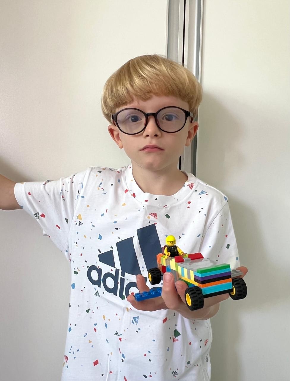 União descumpre decisão judicial, e menino com doença rara está há 6 meses sem receber remédio de R$ 90 mil, diz família