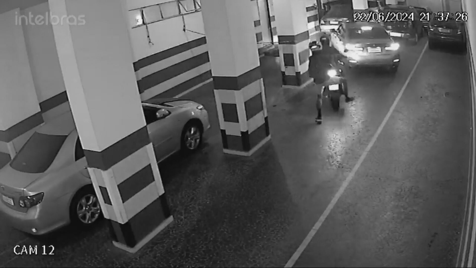 VÍDEO: bandidos em moto invadem garagem em alta velocidade para roubar BMW que estacionava
