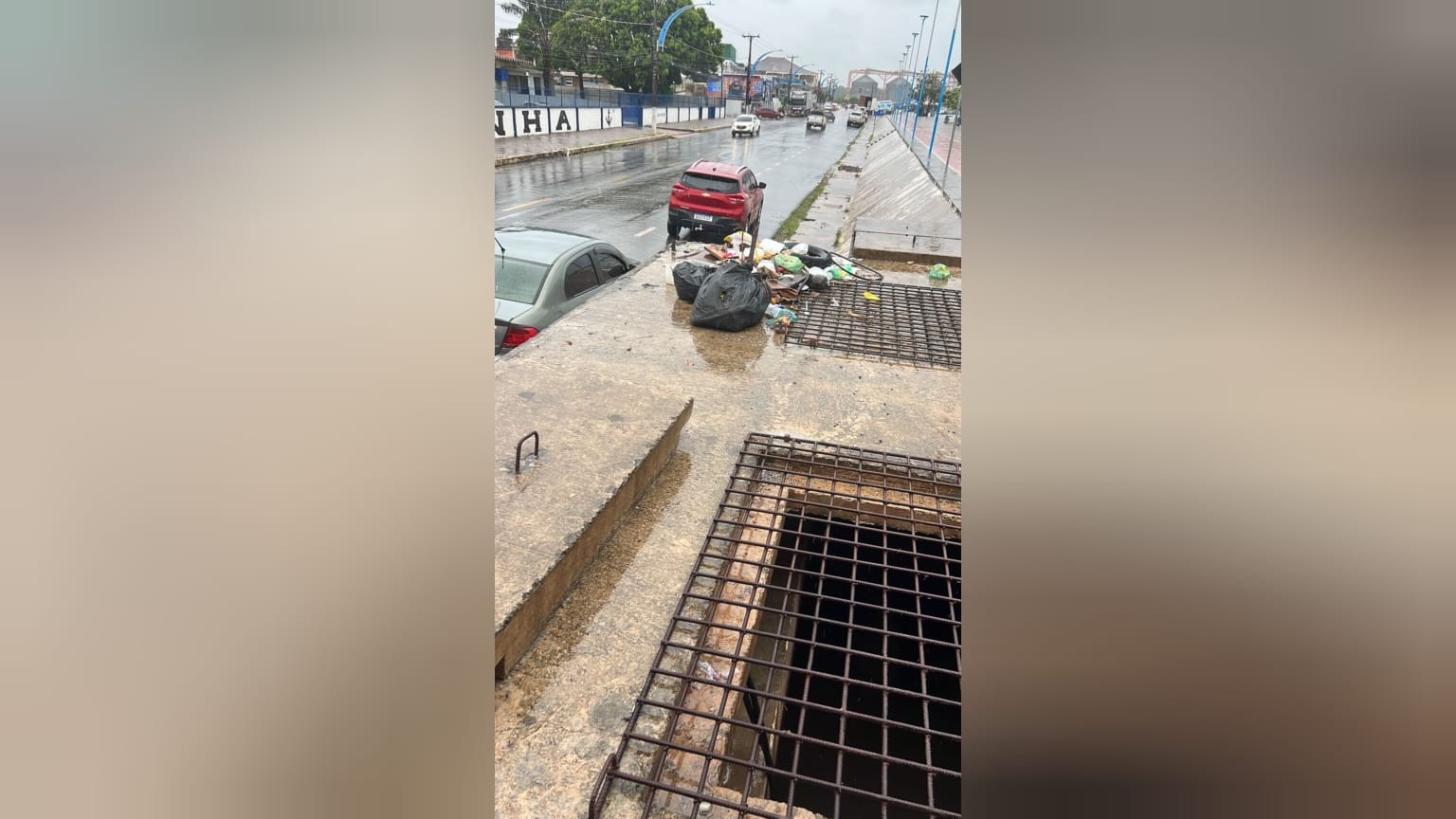 Semurb atua na desobstrução de bueiros e reforça conscientização sobre lixo em Santarém