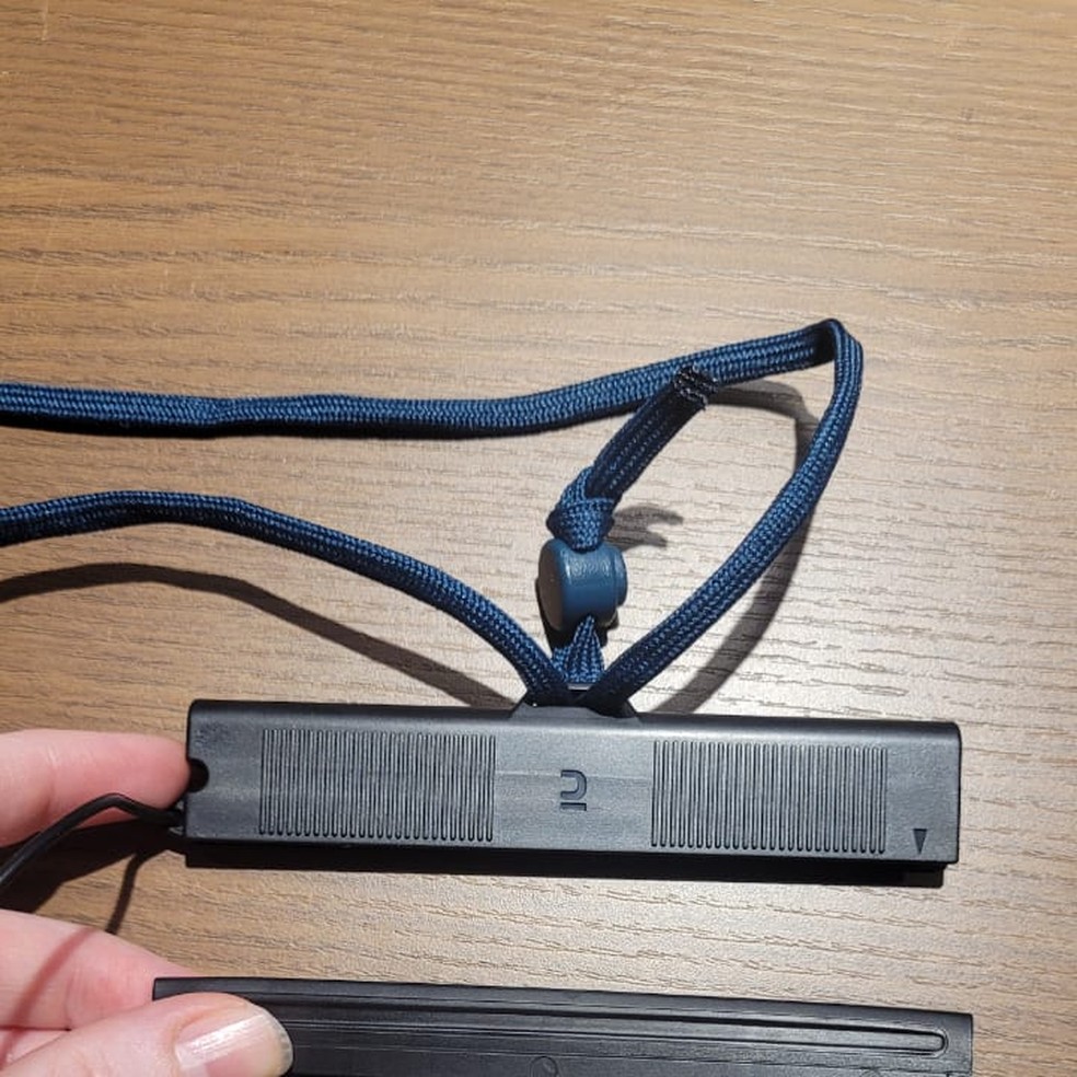 Fecho da capinha da Itiwit, com cordão elástico que prende. — Foto: Laís Ribeiro