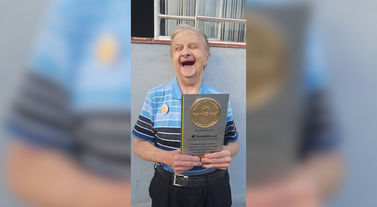 Afeto e superação: idoso de 80 anos conquista título de 'Mais longevo com síndrome de Down' do país