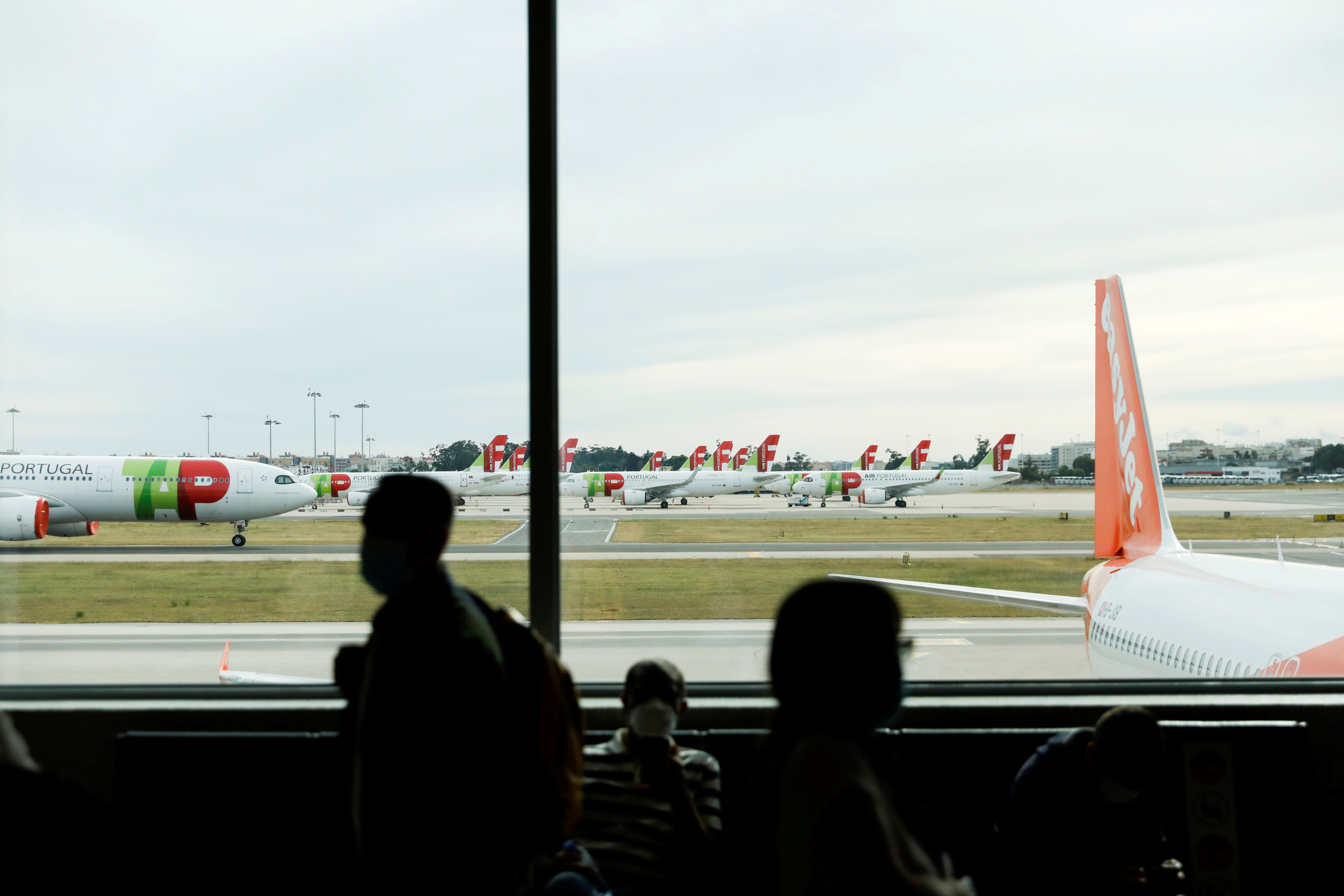 Deputado português de extrema direita é acusado de roubar malas em aeroportos