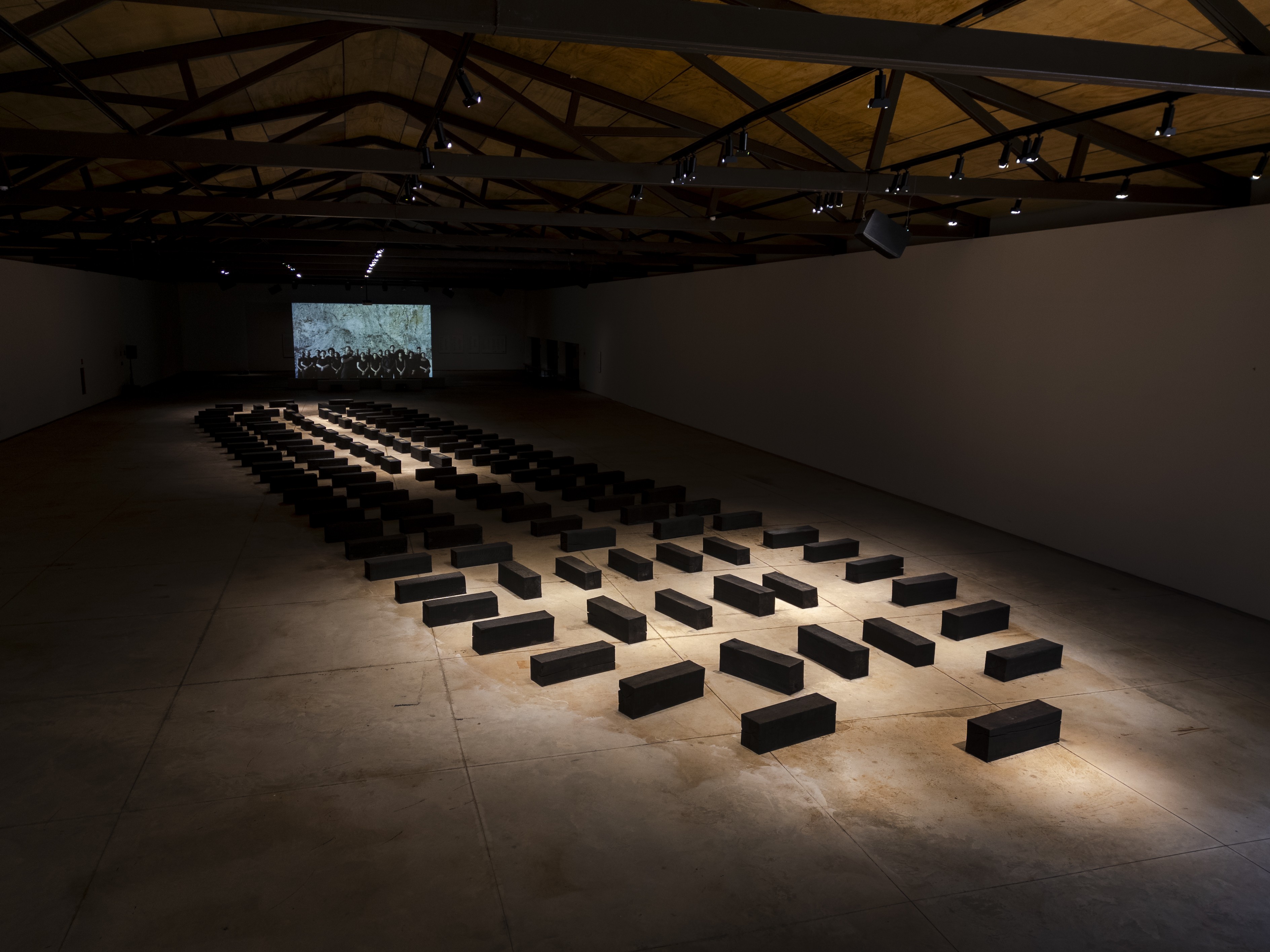 Violências do colonialismo se repetem no presente, diz artista portuguesa Grada Kilomba, que traz obra de Inhotim para SP