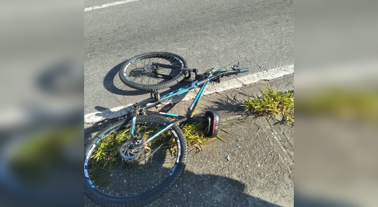Ciclista morre após bater contra van na Avenida Itavuvu em Sorocaba 
