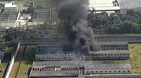 Incêndio na unidade penitenciaria. — Foto: Reprodução/ TV Globo