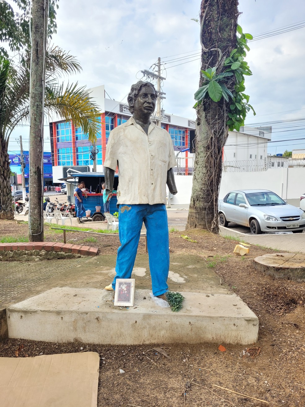 Estátua de Chico Mendes está sem as mãos após ato de vândalos no Centro do Rio Branco — Foto: Jardel Angelim/Rede Amazônica