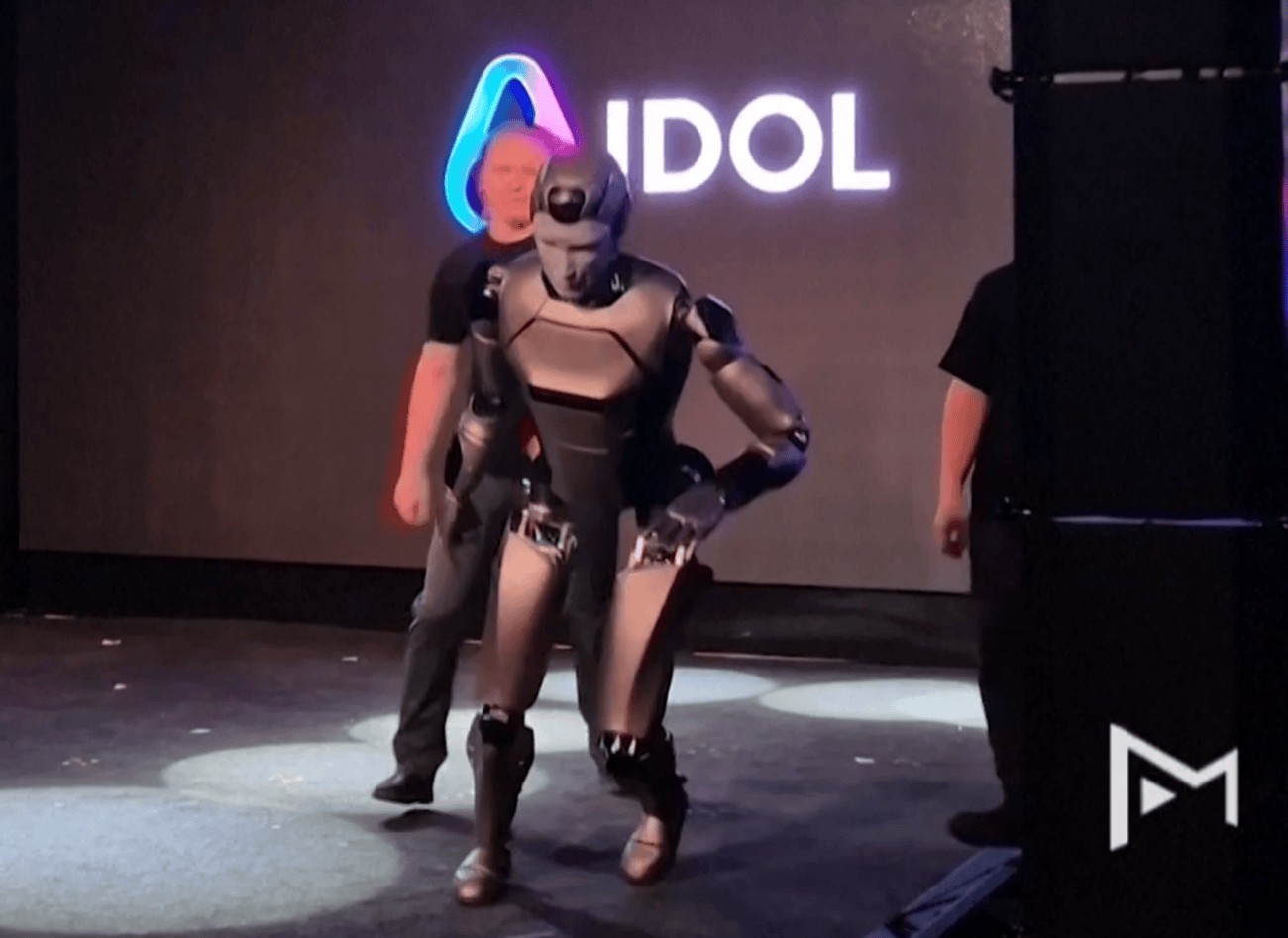 Robô russo cai de cara em apresentação: Veja o vídeo chocante!