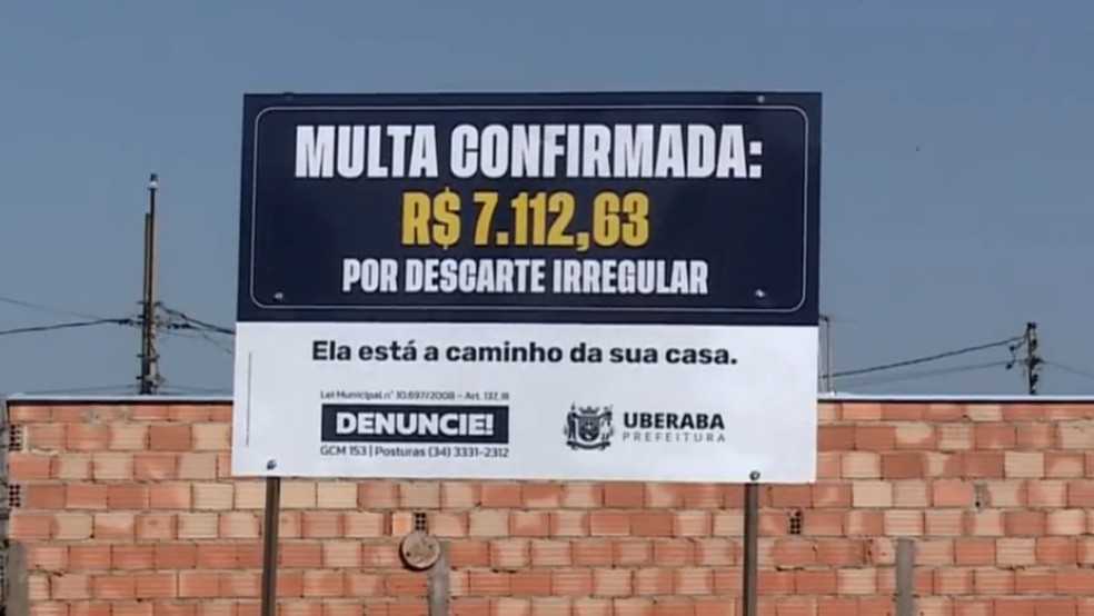 Prefeitura de Uberaba instala placas persuasivas para inibir descarte irregular de lixo — Foto: TV Integração/Reprodução