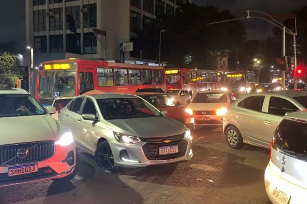 Trânsito tumultuado: drive-thru de vacinação contra a gripe causa congestionamento em Campo Grande