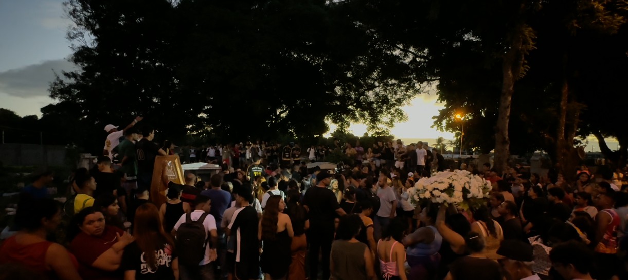 Sob escolta policial, corpos de jovens mortos em ataque a tiros são enterrados, em João Pessoa