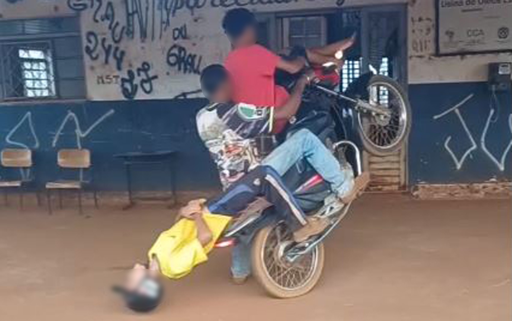 Polícia detém adolescentes e adultos por furto de motos da delegacia em Restinga, SP, para manobras radicais