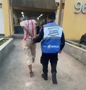 Jovem fantasiado de Chaves é detido com drogas em Miguel Pereira