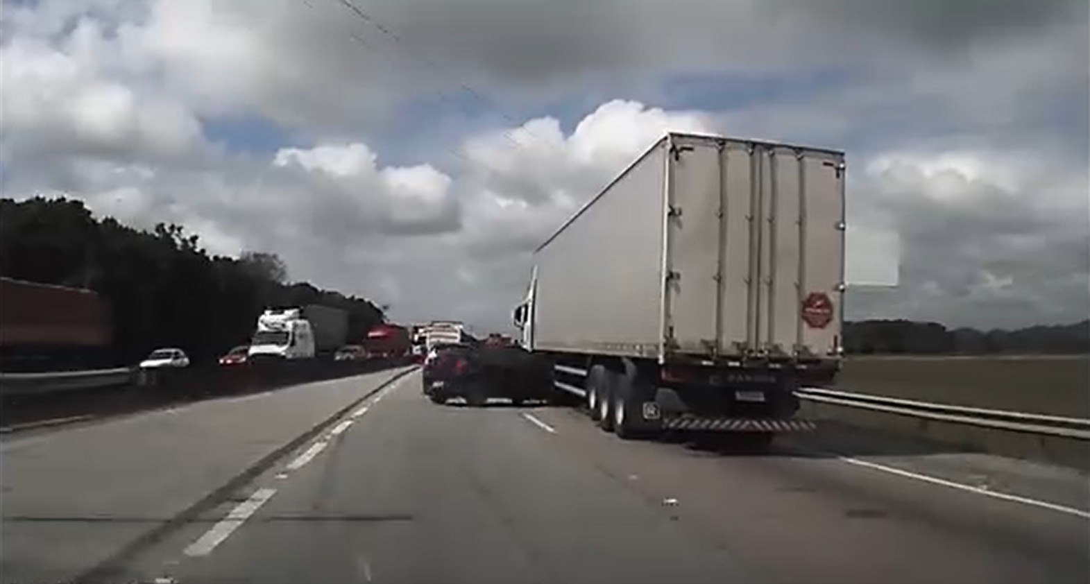 VÍDEO: motorista perde controle e carro vai parar quase embaixo de carreta na BR-101 em SC