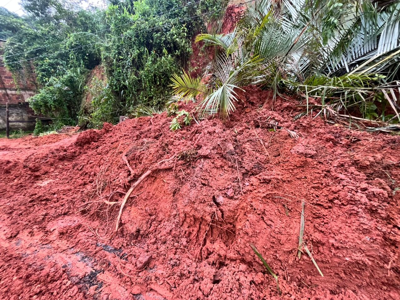 Criança de 5 anos morre após ser soterrada em deslizamento provocado por chuva no RJ