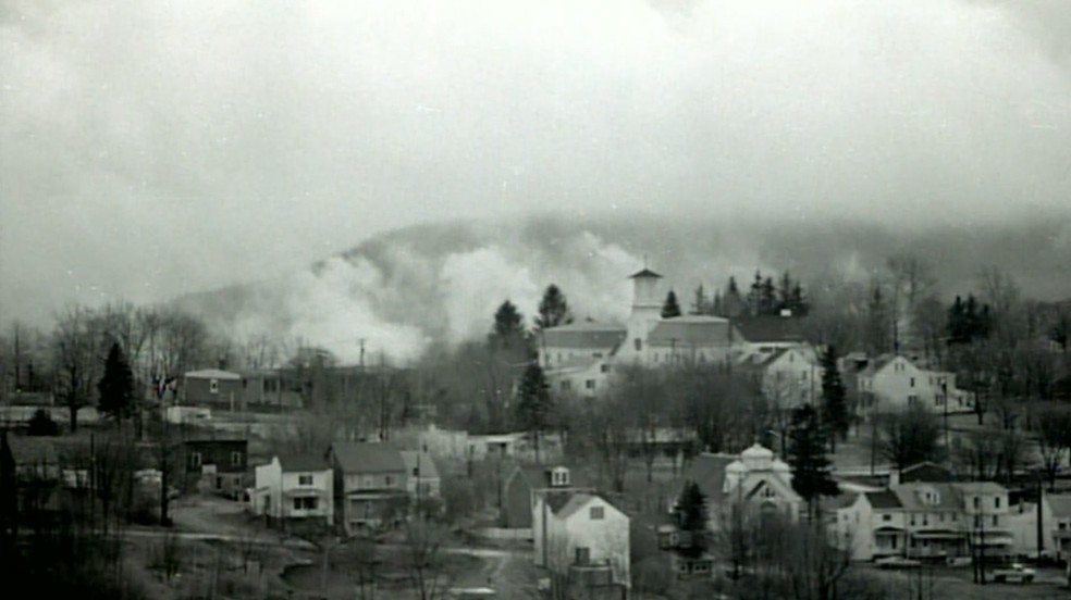 Imagem mostra fumaça de incêndio em Centralia, nos EUA — Foto: David DeKok/Centralia Photo Archive