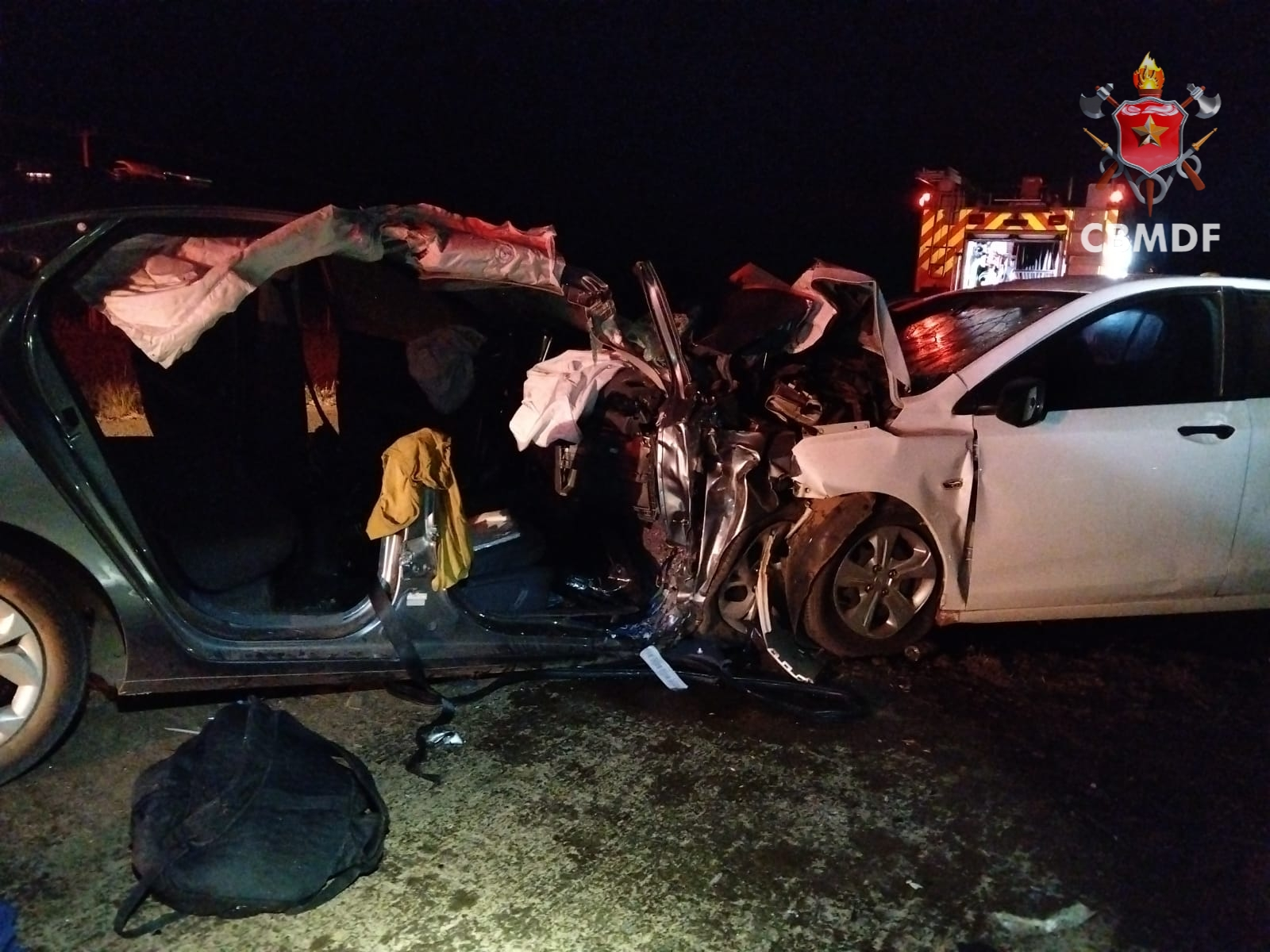 Batida frontal entre carros deixa dois mortos e três feridos na BR-251, no DF