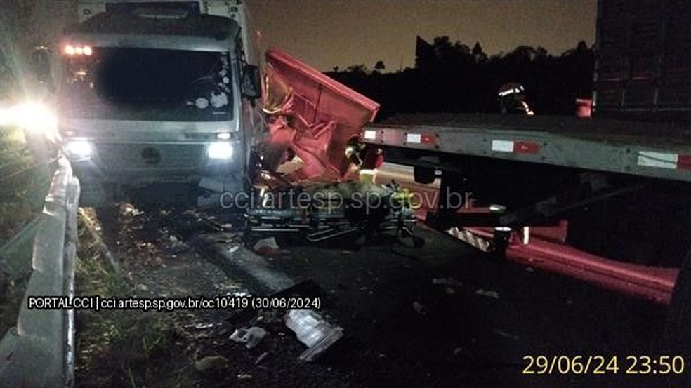 Com o impacto, a defensa metálica da rodovia ficou danificada — Foto: Artesp/Divulgação