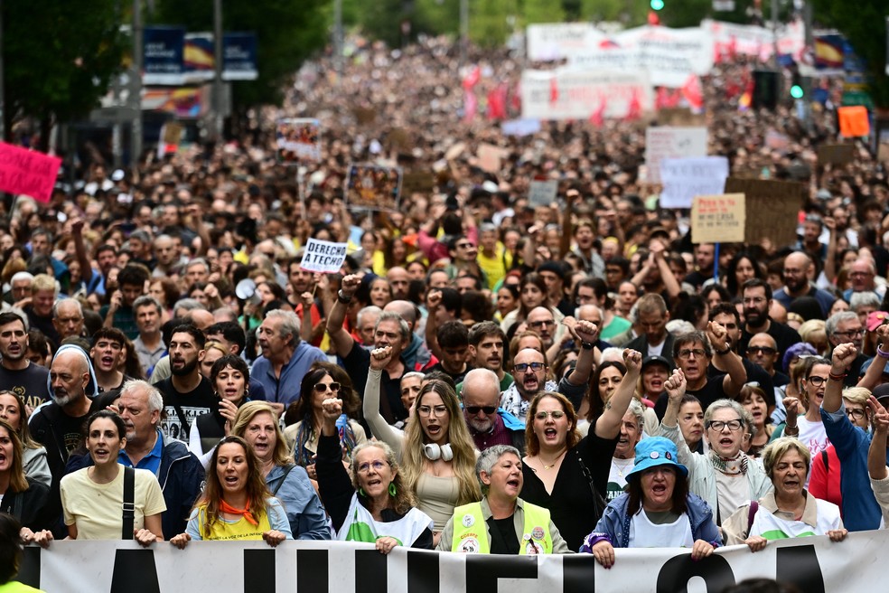 Manifestantes protestam por medidas para conter despejos e aliviar a crise habitacional em Madri, Espanha, em 3 de outubro de 2026 — Foto: REUTERS/Juan Barbosa