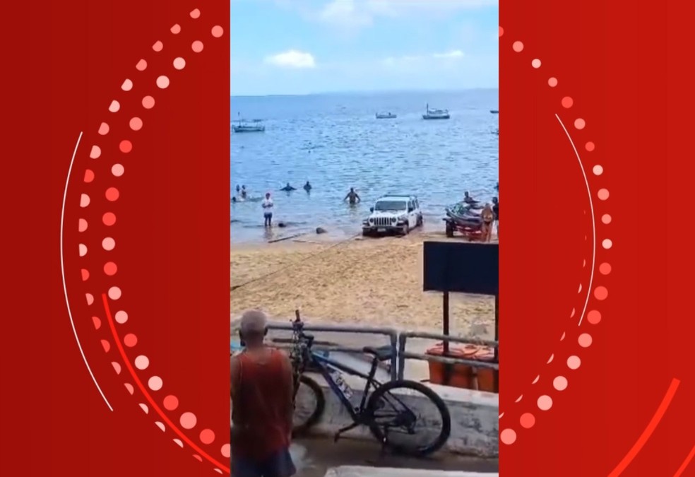 Carro fica atolado em praia turística de Salvador após tentar retirar moto aquática do mar — Foto: Reprodução/Redes Sociais