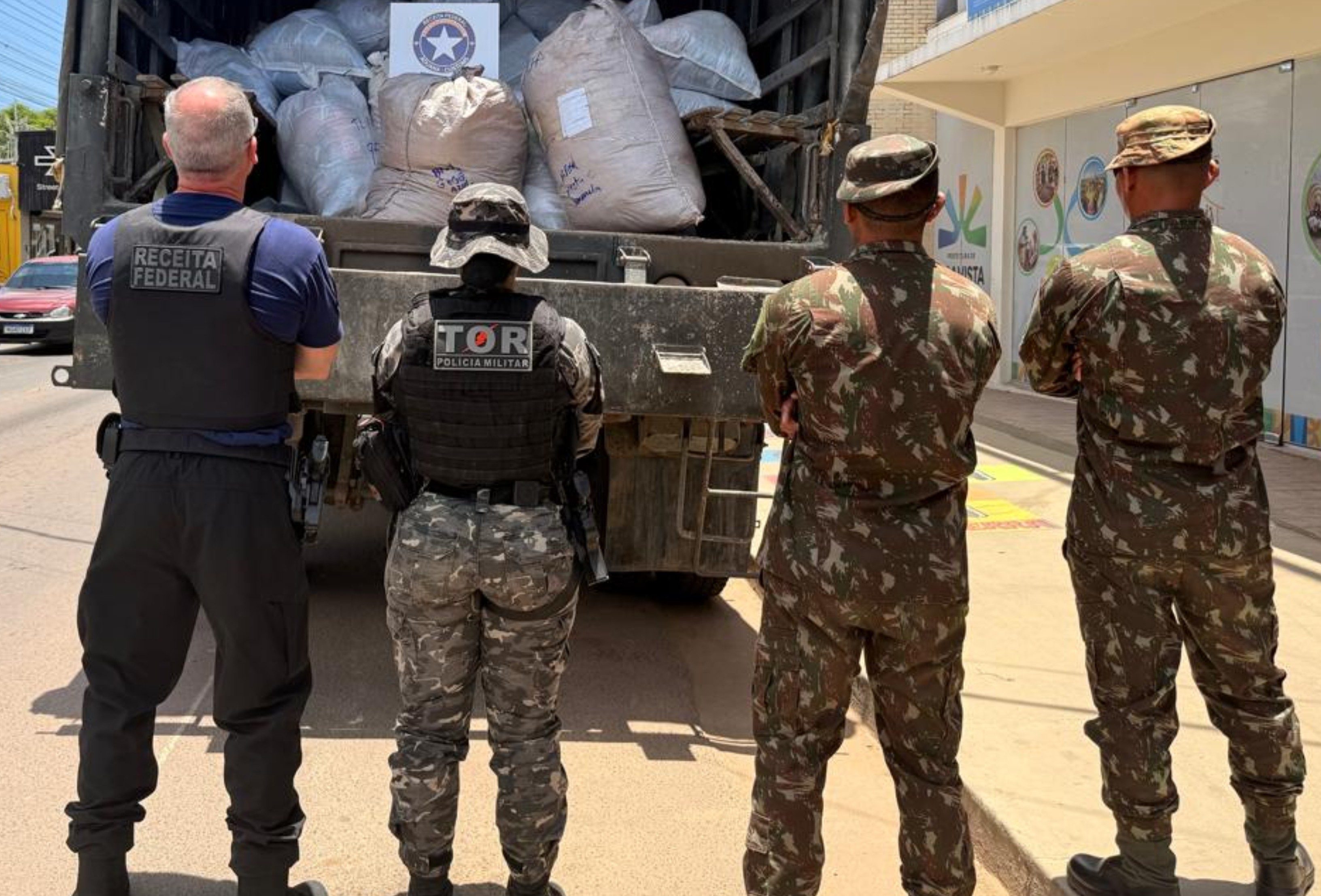 Receita Federal apreende 97 fardos de camisas de times, tênis e bonés falsificados em loja de Boa Vista