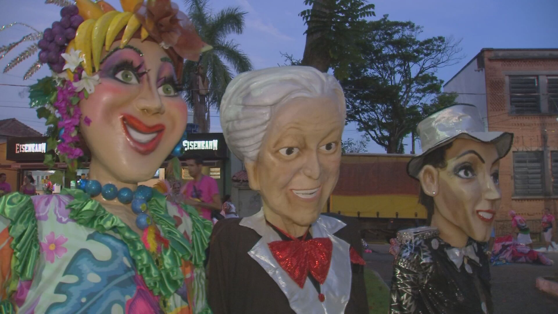 Bonecões da Barra mantém tradição no carnaval de rua de Salto