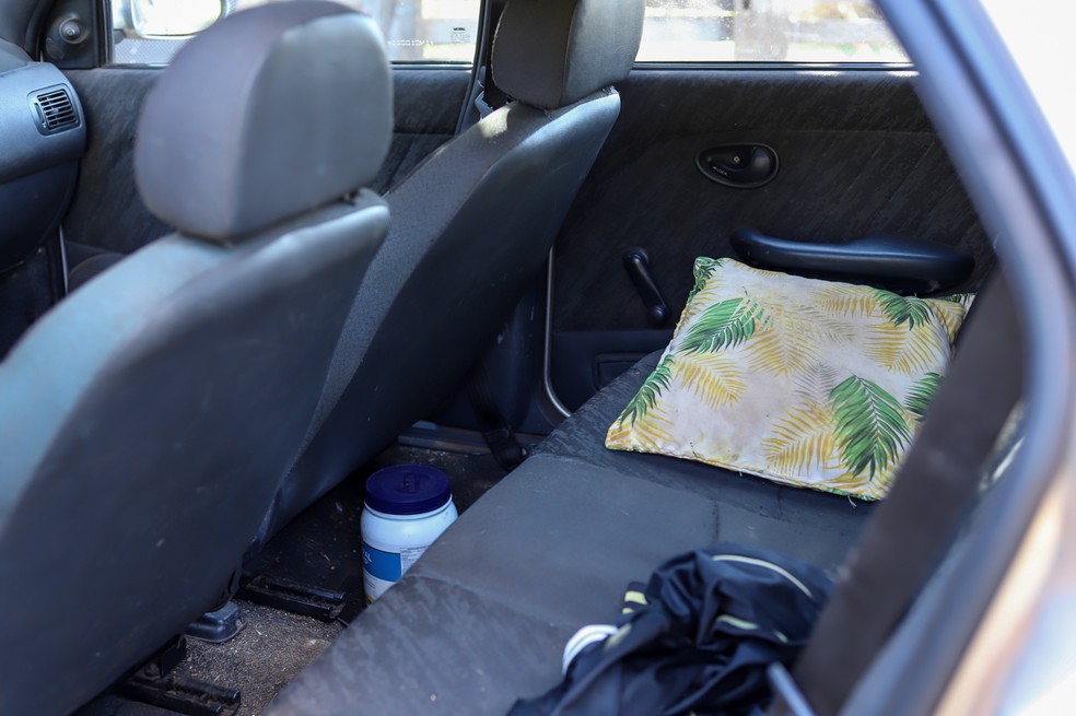 Dona Maria e marido Joel dormem no carro há cerca de um ano. Gatos ocupam a casa até gatil ficar pronto. — Foto: Amanda Rocha/g1