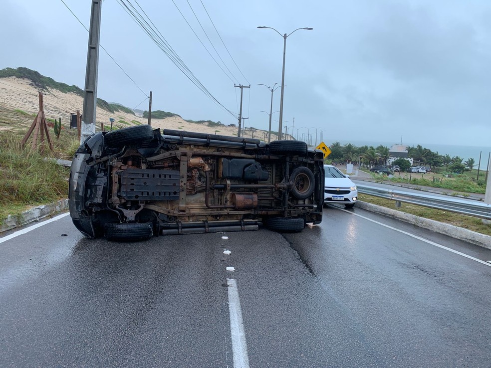 Carro capota na Via Costeira, em Natal, na manhã desta sexta-feira (9) — Foto: Emerson Medeiros/Inter TV Cabugi