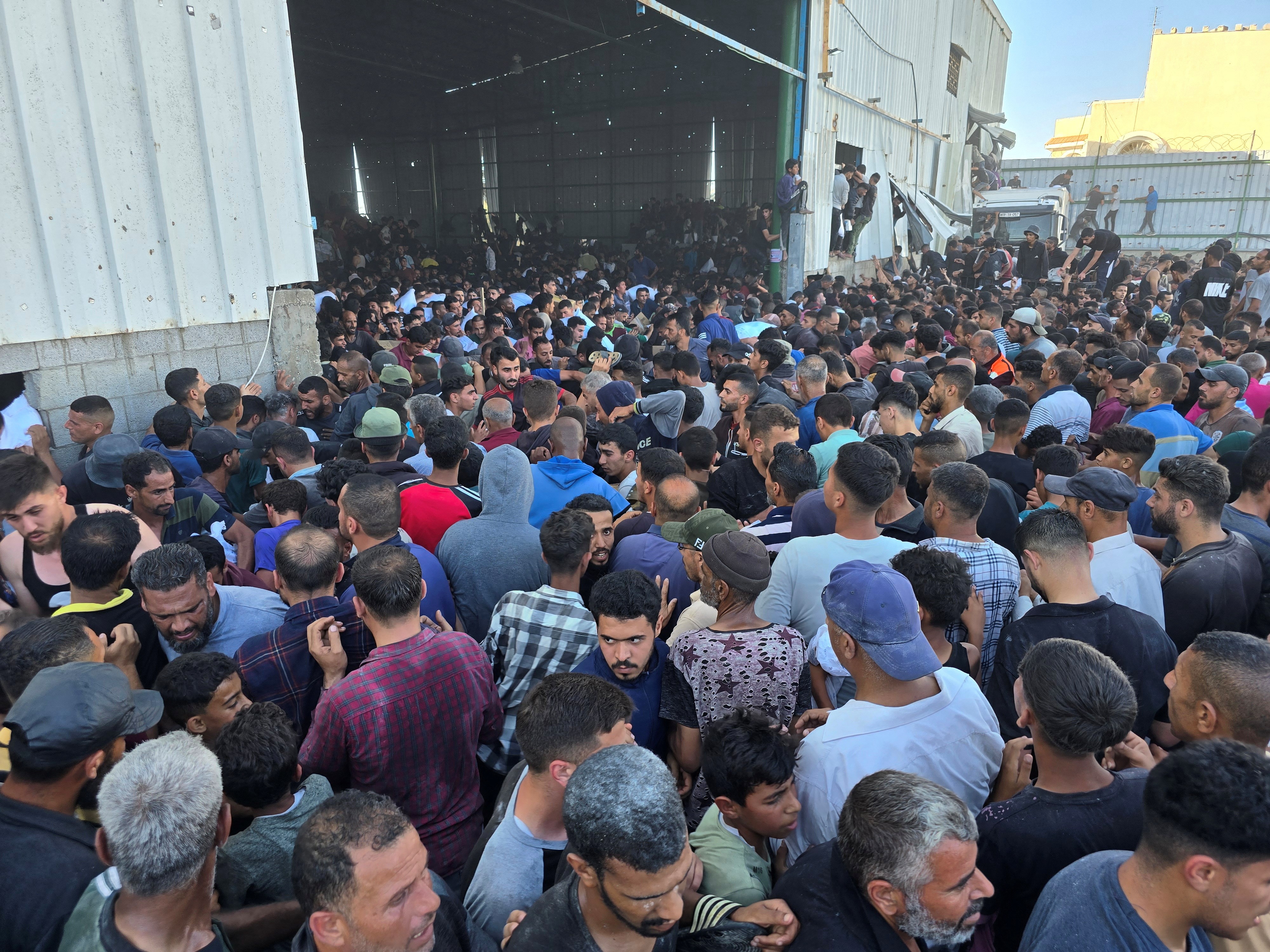 'Hordas de famintos' invadem armazém de agência da ONU em Gaza em busca de comida