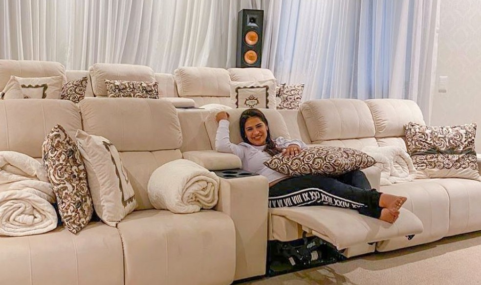 Simone Mendes deitada no sofá da sala de televisão — Foto: Reprodução/ redes sociais