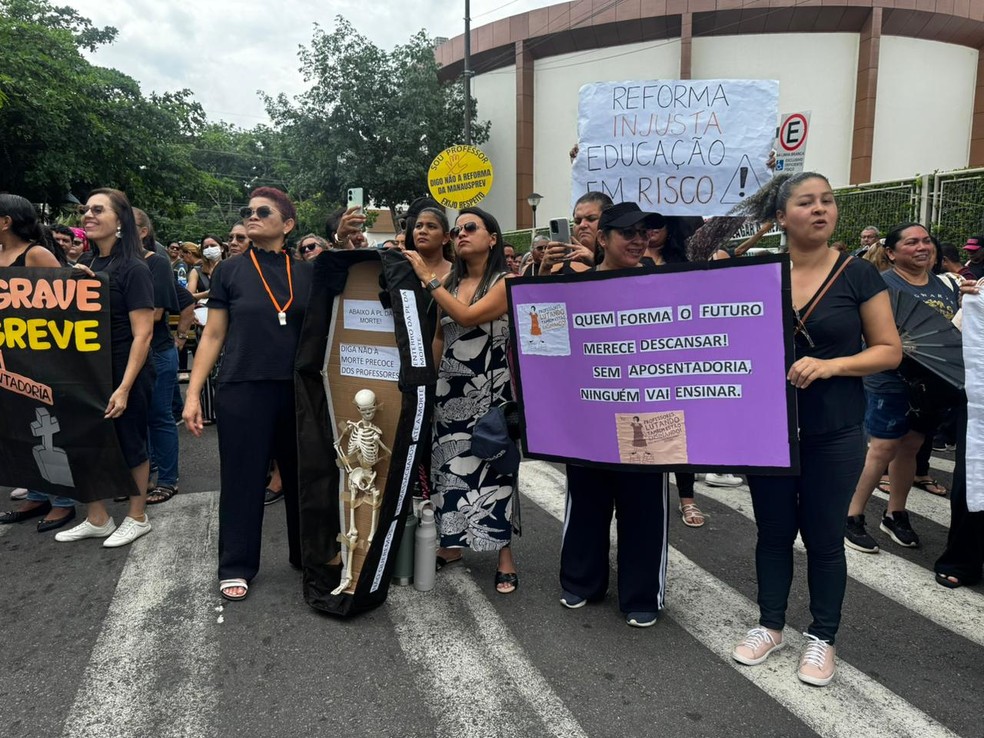 Manifestantes se reúnem em frente a Câmara Municipal de Manaus. — Foto: Naine Carvalho/Rede Amazônica