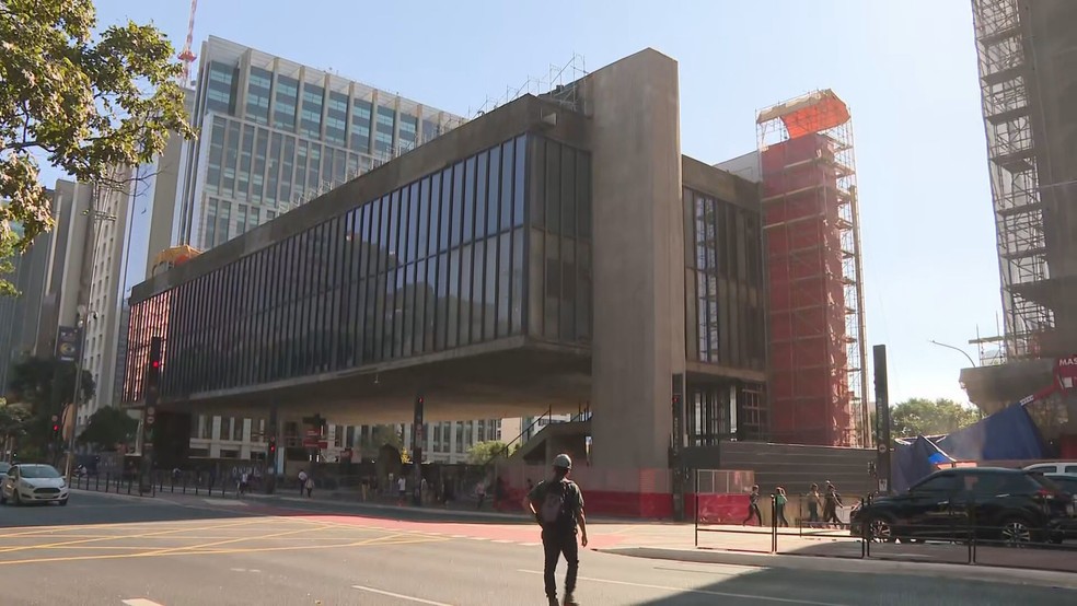 Masp começa a ser repintado de vermelho durante trabalho de restauro — Foto: Reprodução/TV Globo