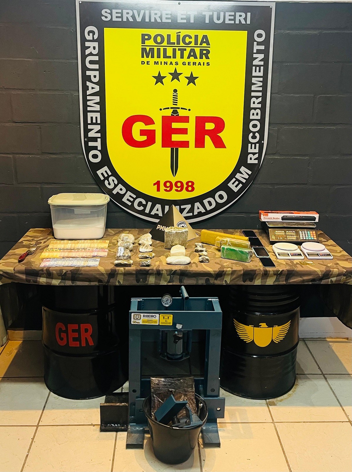 Motorista joga carro contra viatura da PM e acaba morto durante perseguição em Juiz de Fora