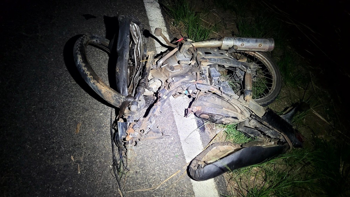 Dois jovens morrem em batida frontal entre carro e moto na RJ-158, em Itaocara