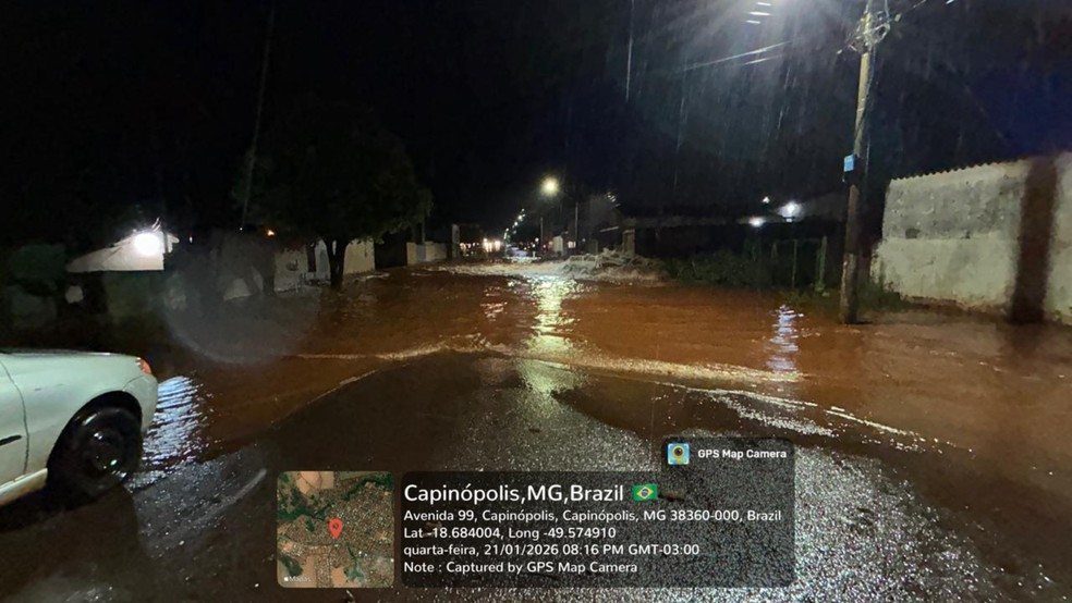 V&Iacute;DEO: Chuva interdita trecho de rodovia e transforma ruas em rios no interior de MG &mdash; Foto: Defesa Civil/Reprodu&ccedil;&atilde;o